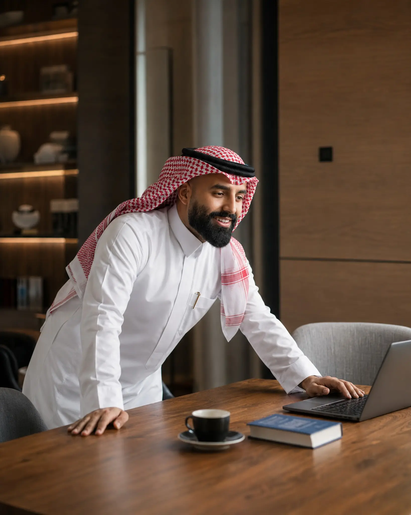 محترف سعودي يتعاون أثناء يوم العمل