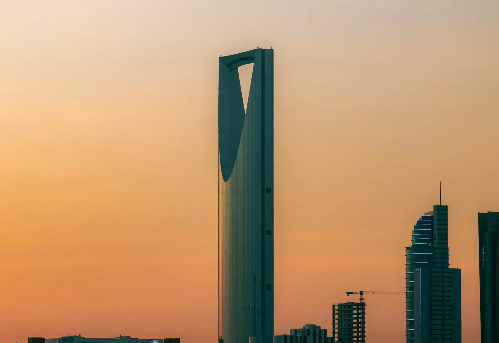 برج المملكة يرتفع فوق أفق الرياض